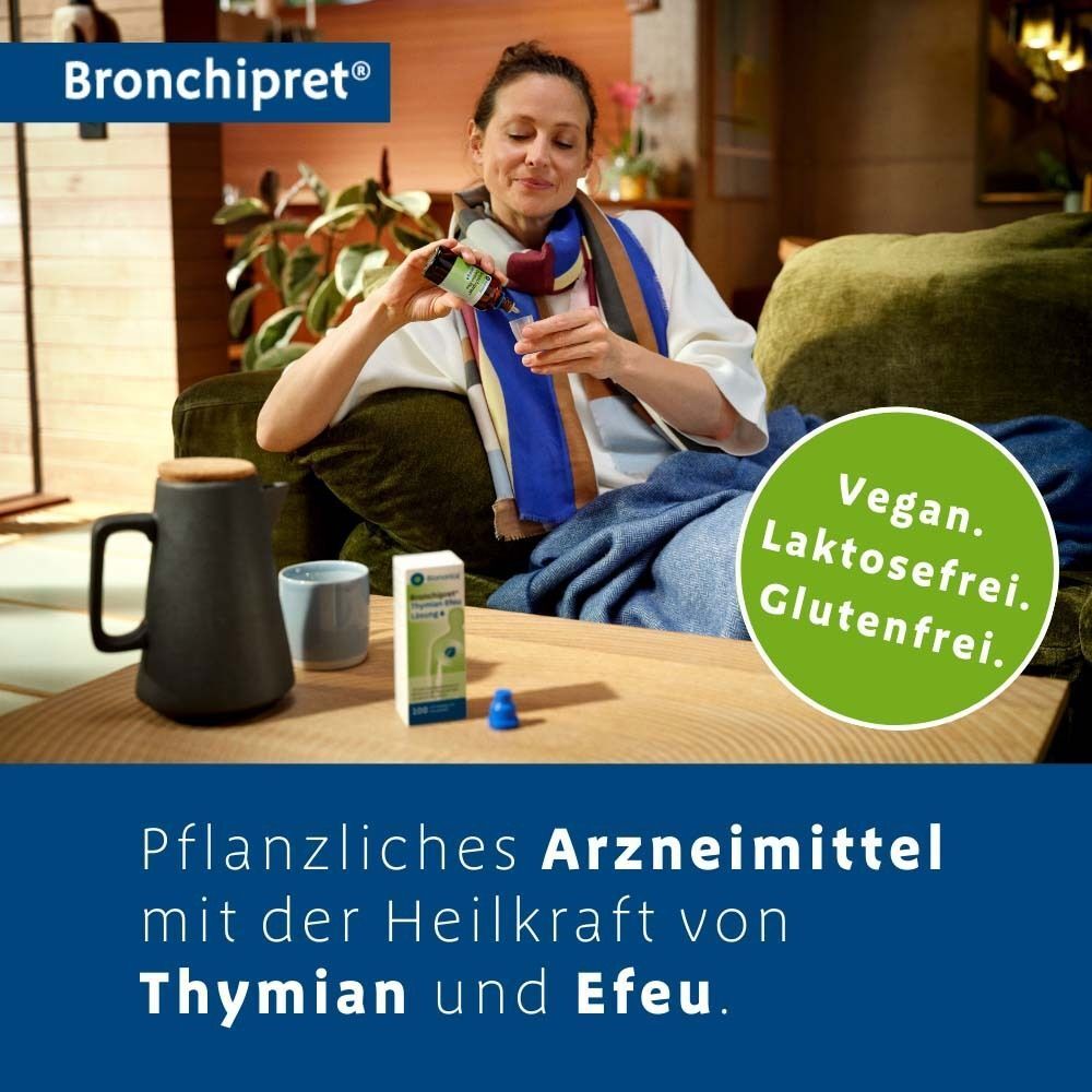 Frau bereitet Bronchipret® Lösung zu. Auf dem Tisch steht eine Schachtel, eine Flasche und eine Tasse. Kreis mit Text: Vegan. Laktosefrei. Glutenfrei.
