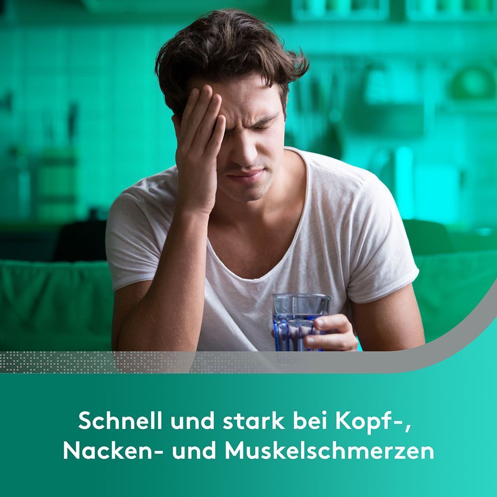 Mann mit Kopfschmerzen hält sich die Stirn und trinkt ein Glas Wasser.