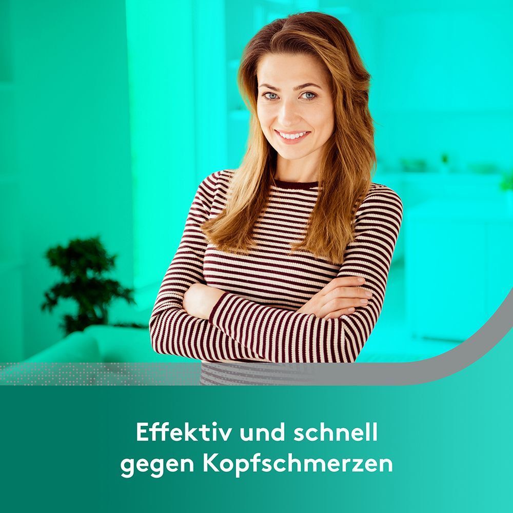 Lächelnde Frau mit verschränkten Armen, die gegen Kopfschmerzen hilft.