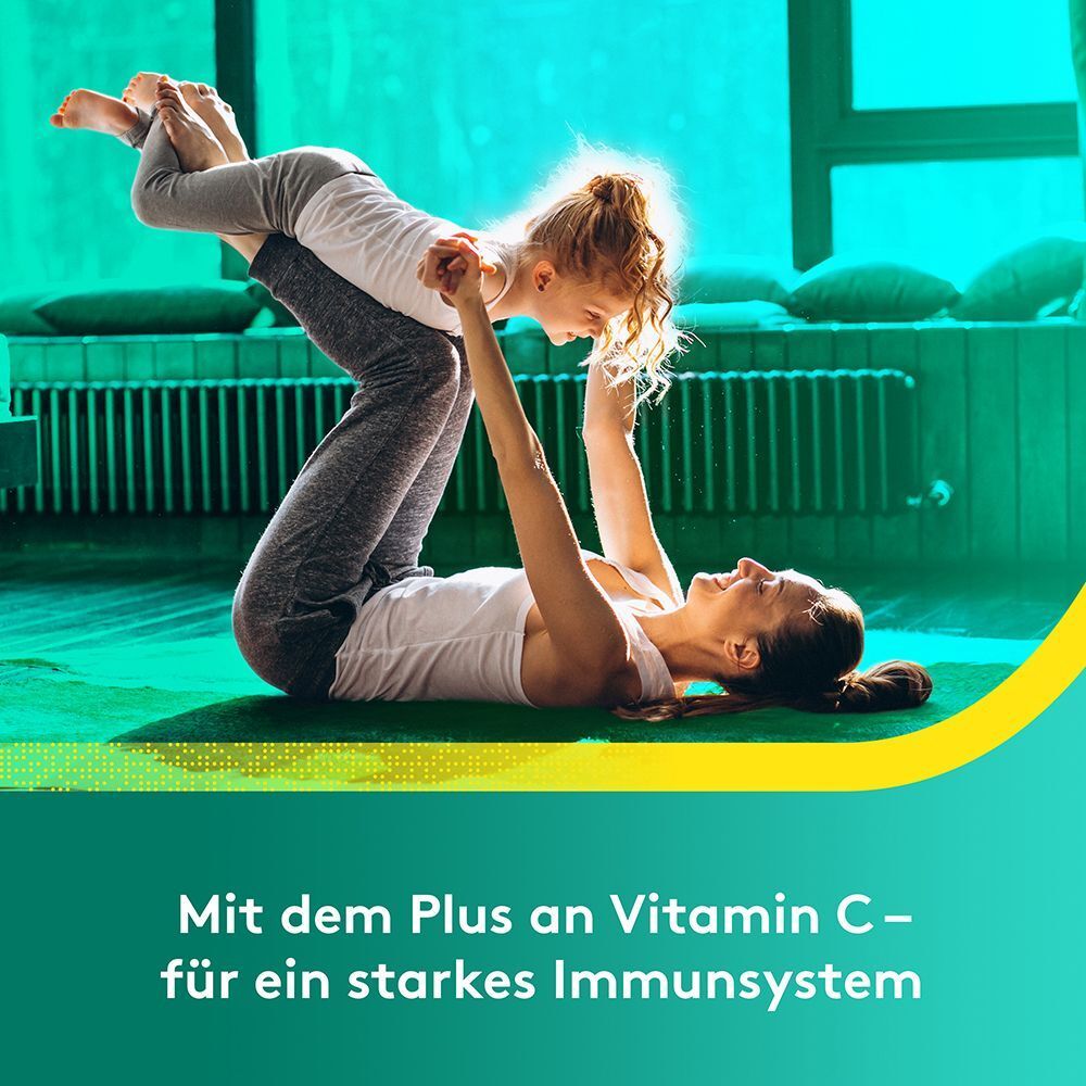 Mutter und Kind spielen im Wohnzimmer. Produktbezogener Slogan.