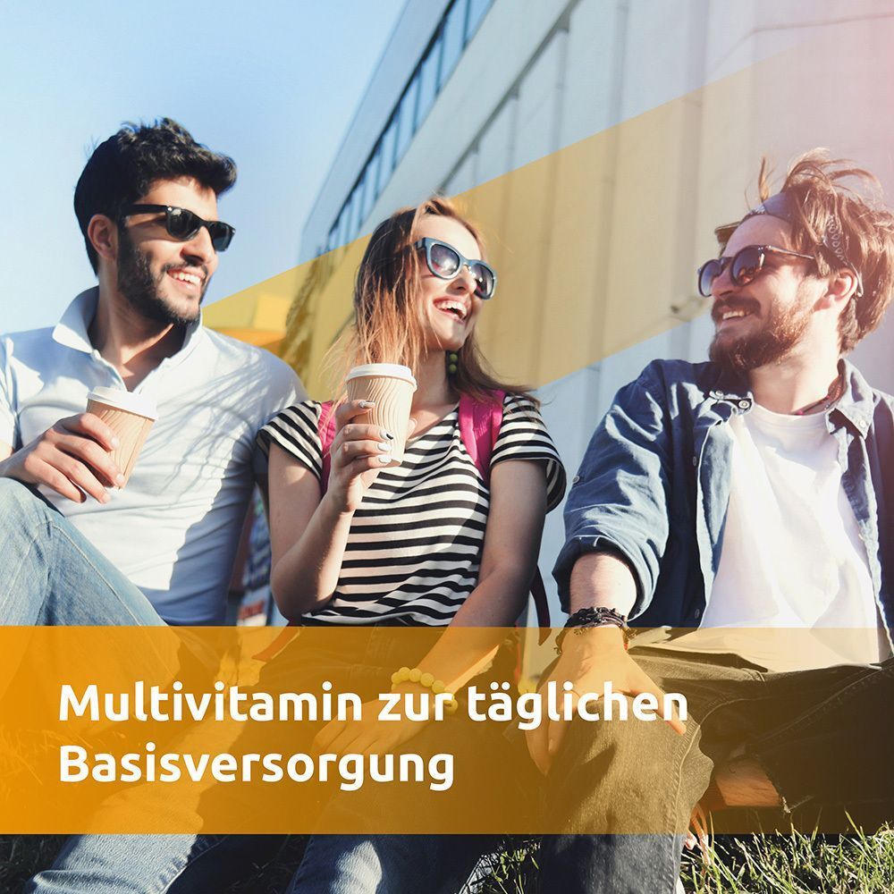 Drei junge Erwachsene trinken Kaffee im Freien, mit Text "Multivitamin zur täglichen Basisversorgung".