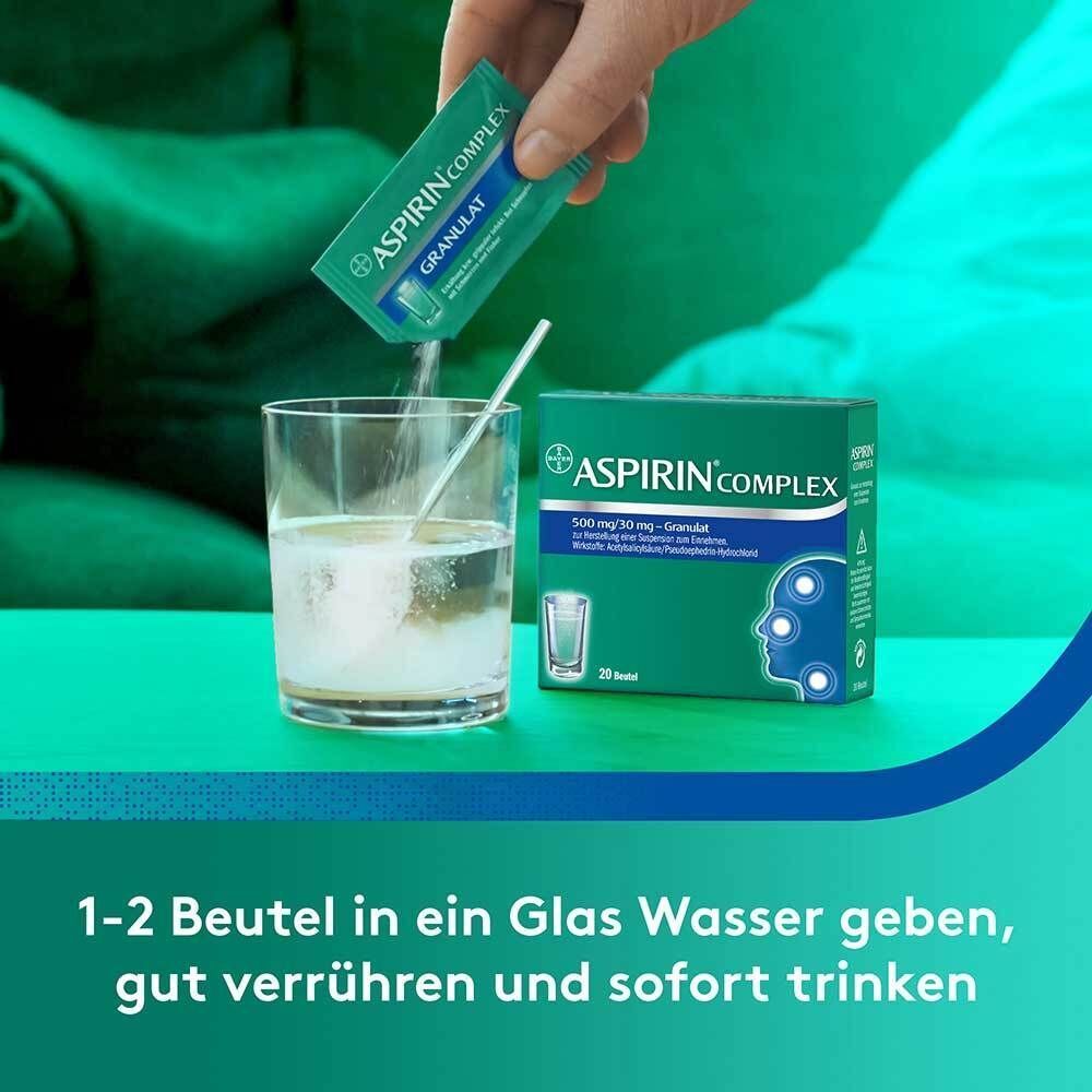 Zubereitung von Aspirin Complex Granulat in einem Glas Wasser. 1-2 Beutel gut verrühren und sofort trinken.