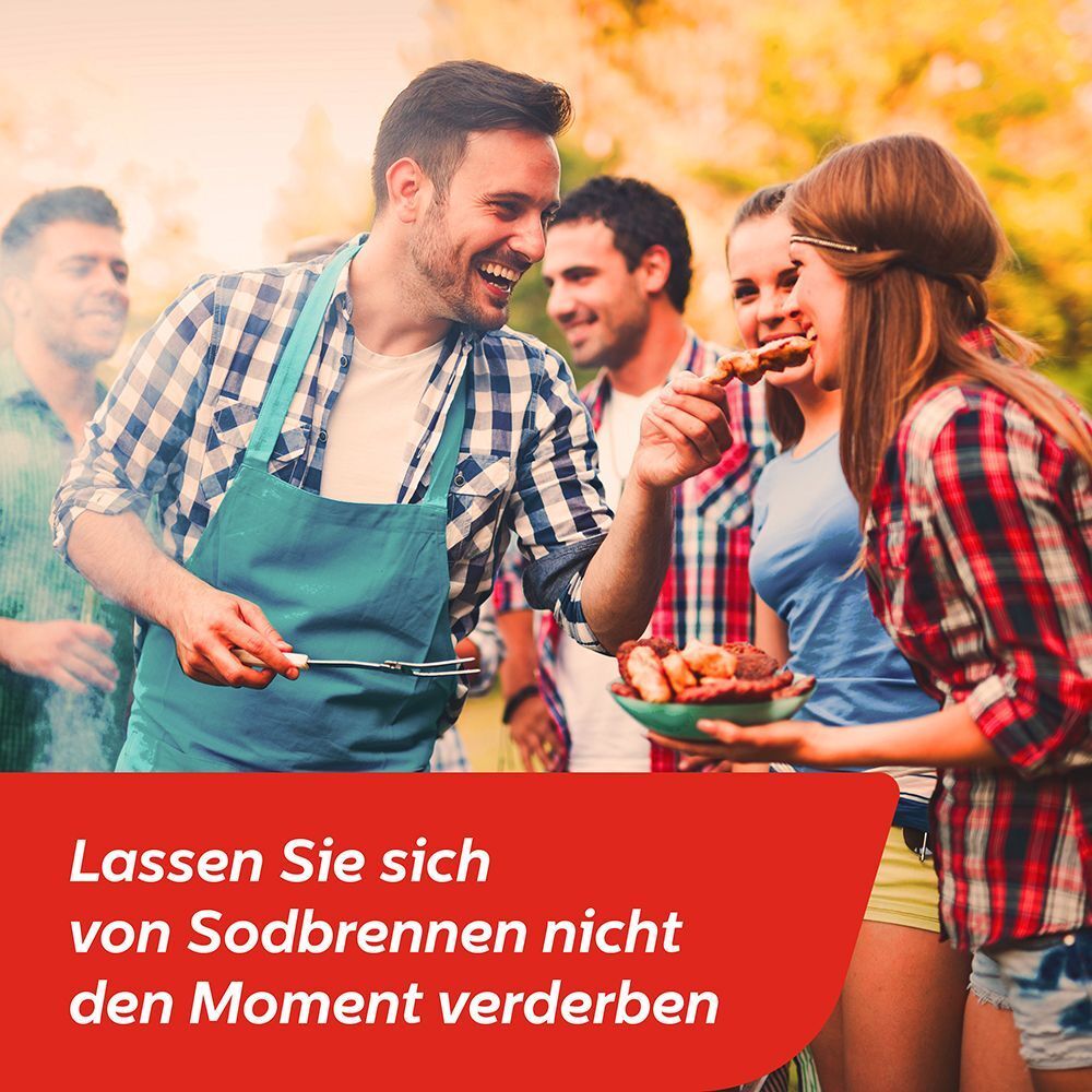 Freunde grillen und lachen, umgeben von sommerlicher Atmosphäre.