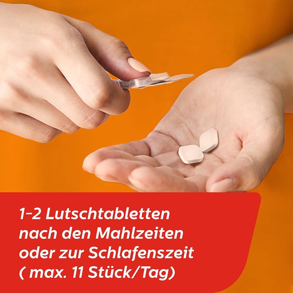 Hände halten Rennie Lutschtabletten und eine Blisterpackung.