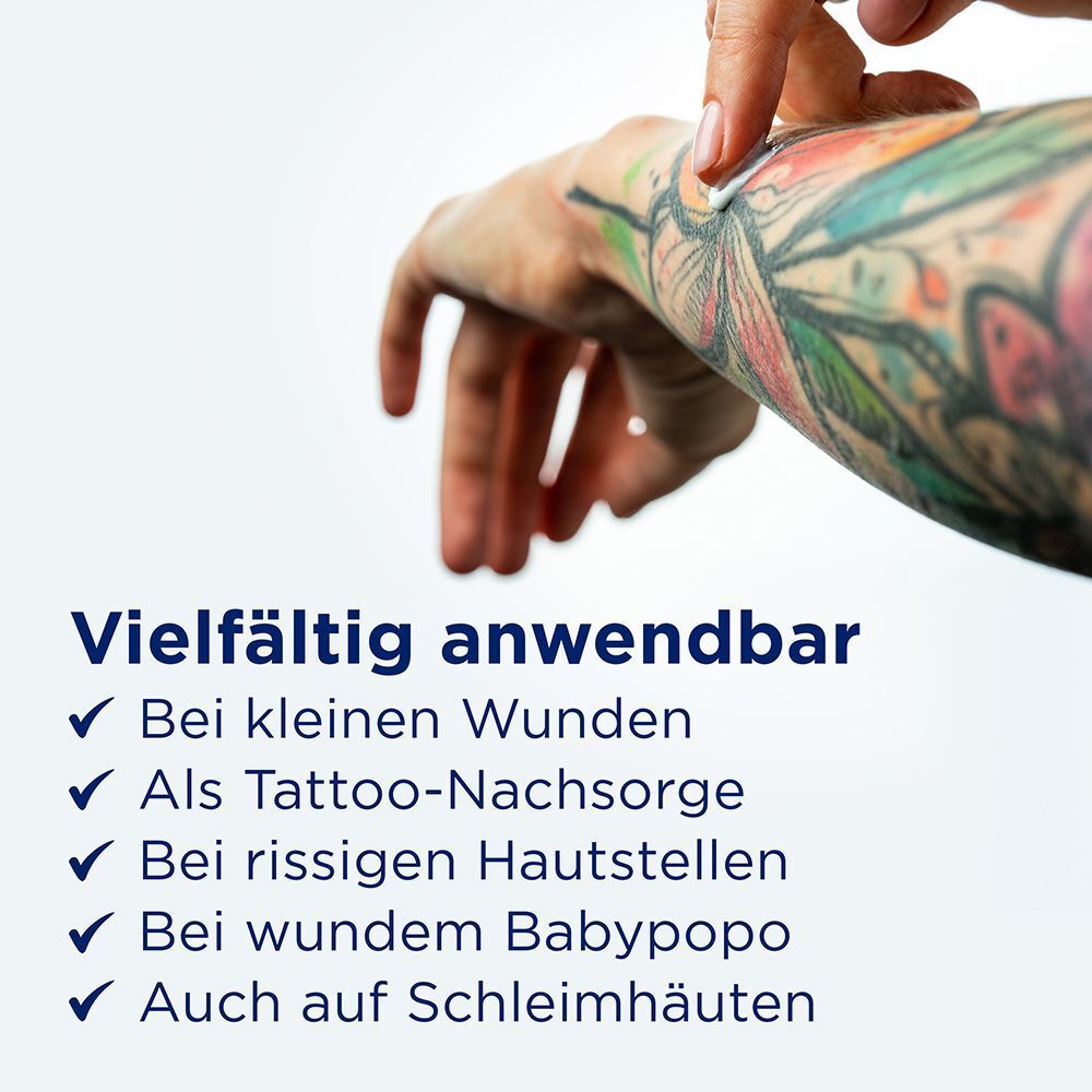 Auftragen von Bepanthen® Salbe auf eine tätowierte Hautstelle.