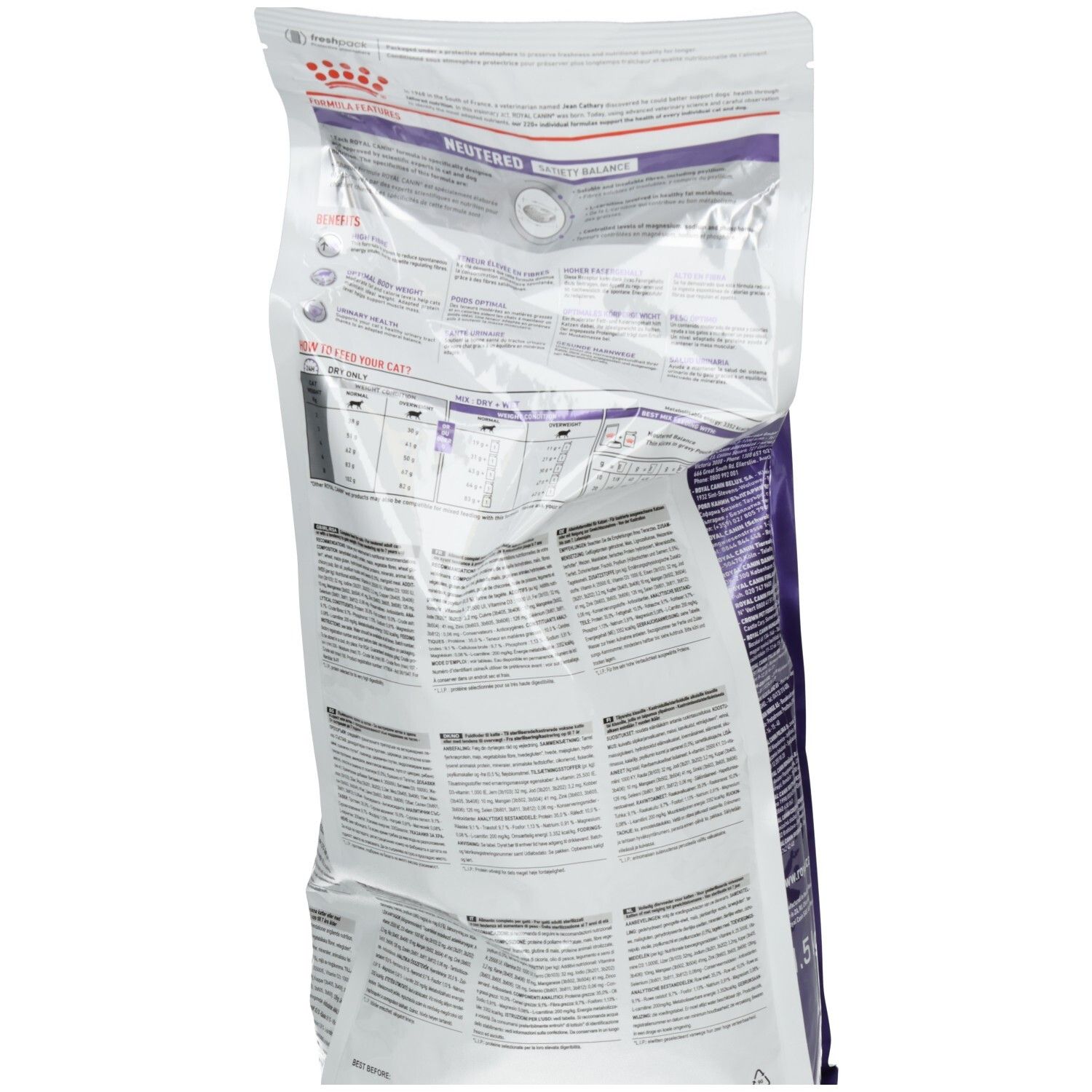 Rückseite eines Royal Canin Expert Neutered Satiety Balance Katzenfutterbeutels mit Nährwertangaben.
