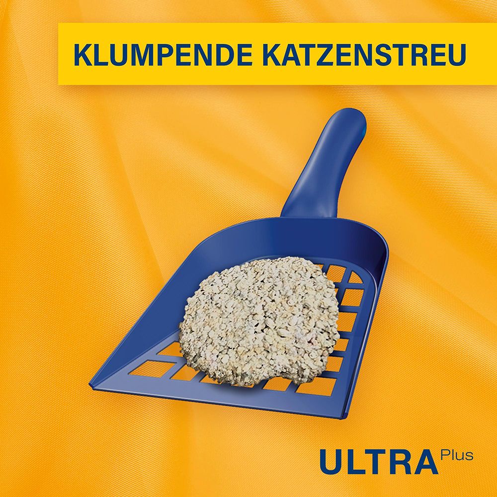 Eine blaue Schaufel mit CATSAN Ultra Plus Klumpstreu, Nahaufnahme.
