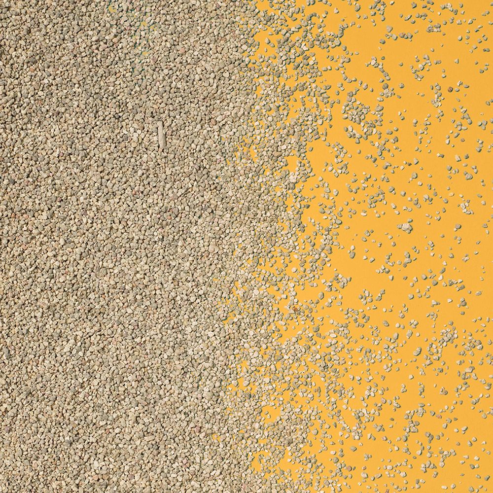 Nahaufnahme von CATSAN Ultra Plus Klumpstreu auf gelbem Hintergrund.