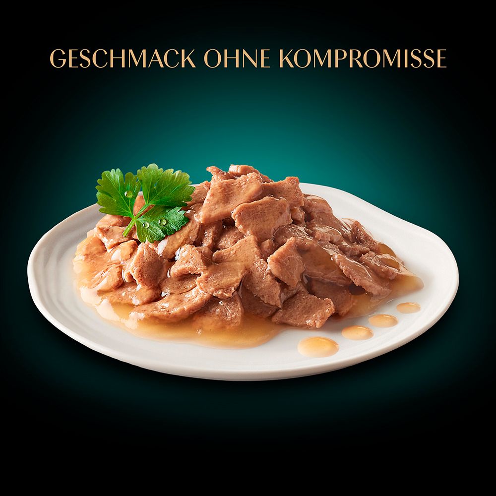 Sheba Fresh & Fine Geflügel in Sauce auf einem Teller.