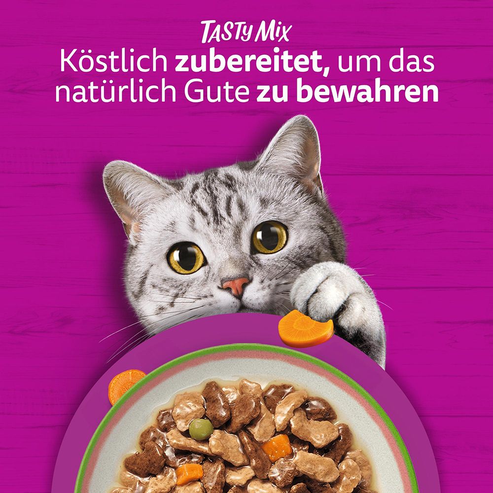Katze schaut über eine Schüssel mit Whiskas Tasty Mix Chef's Choice Katzenfutter in Sauce.