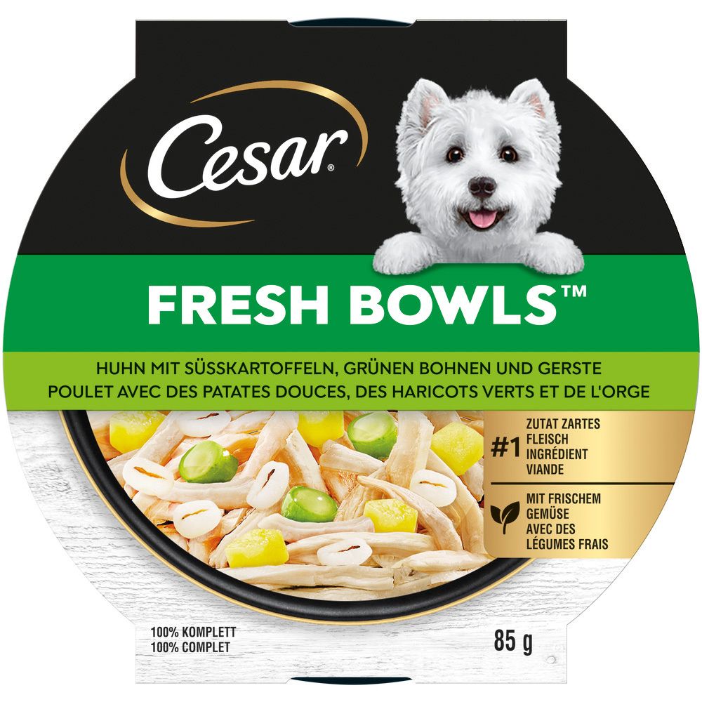 Cesar Fresh Bowls Huhn mit Süßkartoffeln, grünen Bohnen und Gerste. Hundefutter in einer Schale.