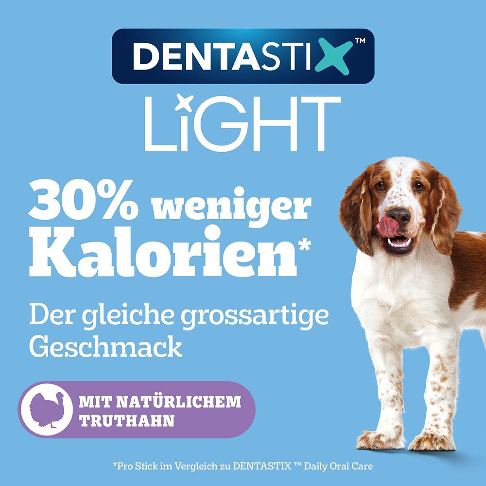 Pedigree Denta Stix Light: 30% weniger Kalorien, gleicher Geschmack. Hund leckt sich die Lippen. Mit Truthahn.