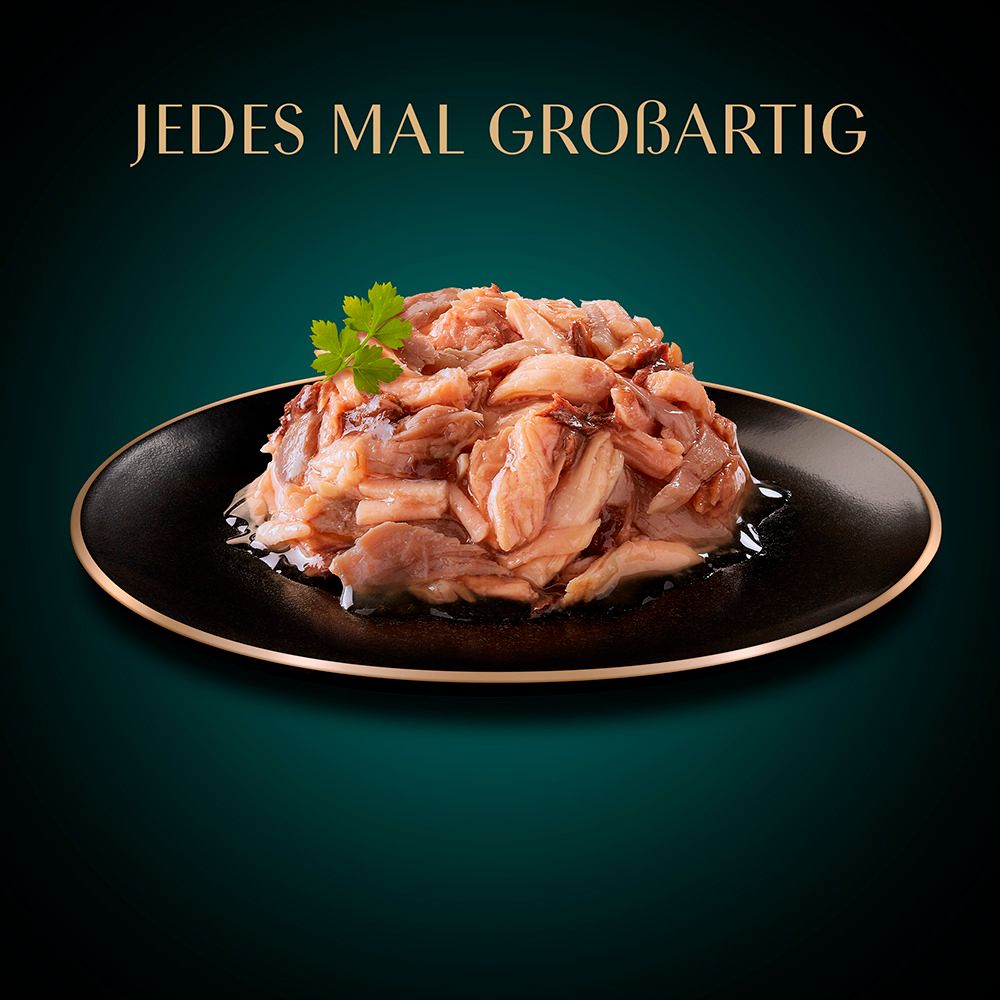 Sheba Filets Huhn mit Thunfisch auf schwarzem Teller.