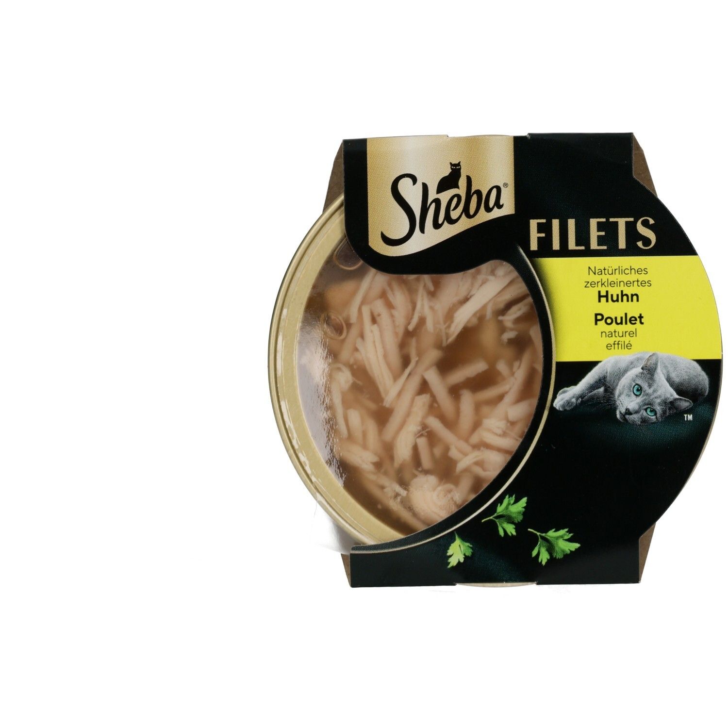 Sheba Filets Schale mit Hühnerfleisch in Soße. Katze liegt daneben.