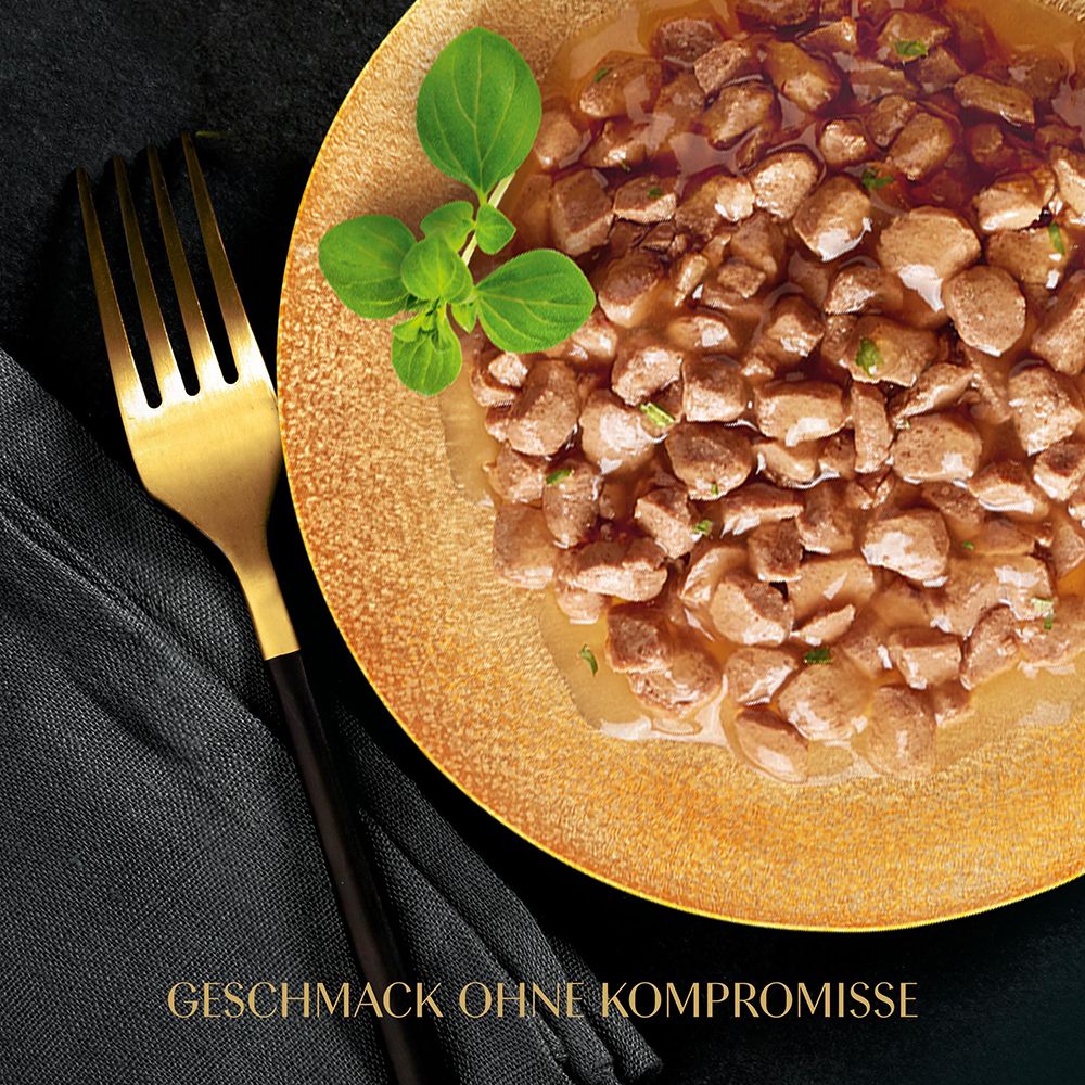 Gourmet-Katzenfutter auf einem Teller mit einer goldenen Gabel. Fleischstücke in Sauce mit Kräutern garniert.