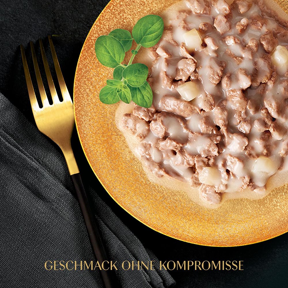Gourmet-Katzenfutter auf einem Teller mit einer goldenen Gabel. Fleischstücke in Sauce mit Kräutern garniert.