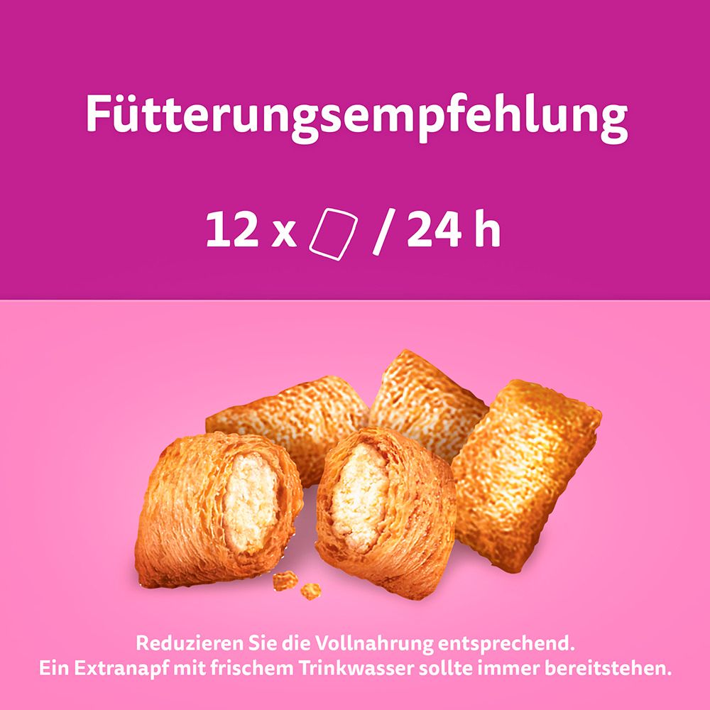Fünf Whiskas Vitamin E-xtra Leckerlis mit Huhn, eine aufgeschnitten.