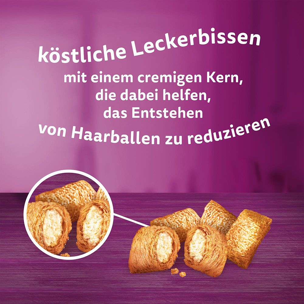 Nahaufnahme von Whiskas Anti-Hairball Leckerlis mit cremigem Kern.