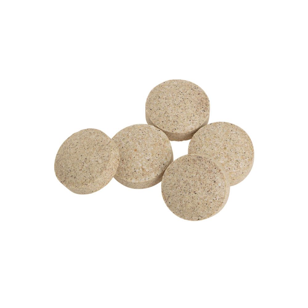 Fünf Tabletten. Runde, beige Tabletten. Auf hellem Hintergrund.