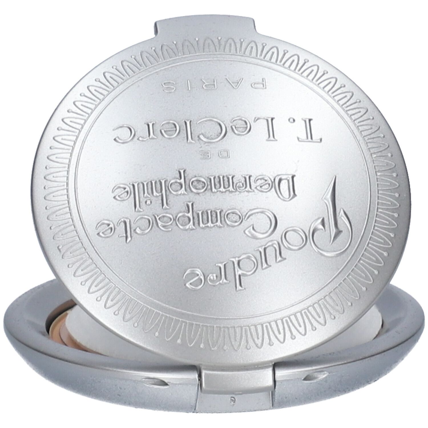 Silberfarbene Kompaktpuder-Dose, geöffnet. Deckel mit Prägung und Schriftzug. Puder sichtbar.