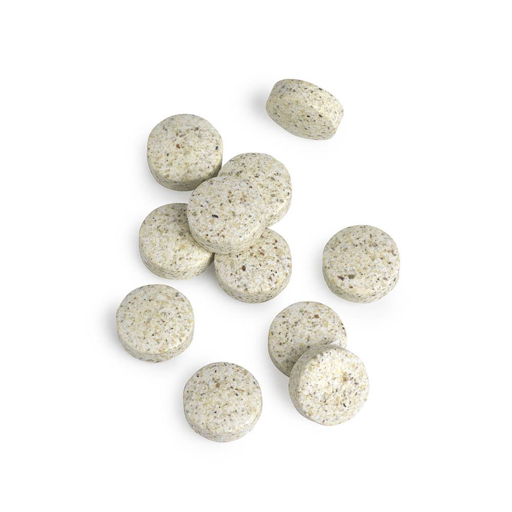 Tabletten von Multi-Mins. Runde, beige Tabletten mit kleinen Punkten. Auf weißem Hintergrund.