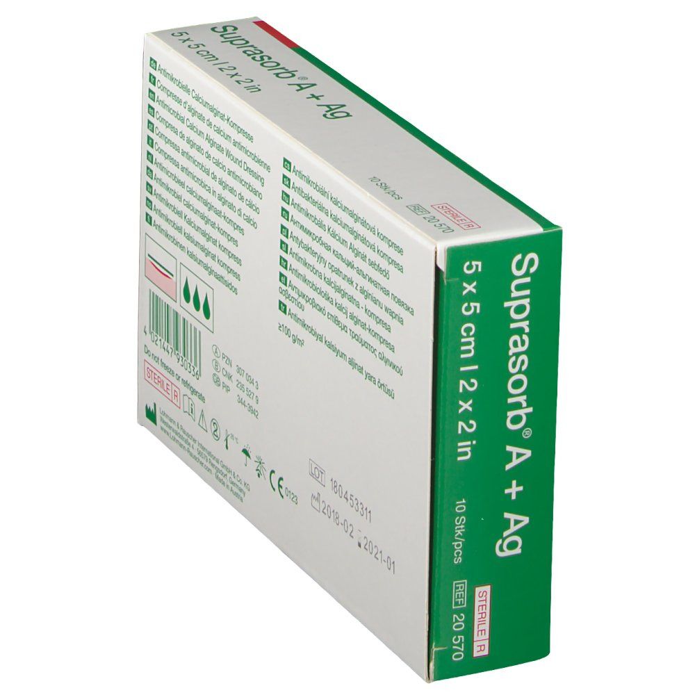 Schräg gestellte Verpackung von Suprasorb A + Ag, 5 x 5 cm. Mehrsprachige Produktinformationen. Steril. Chargennummer und Verfallsdatum.