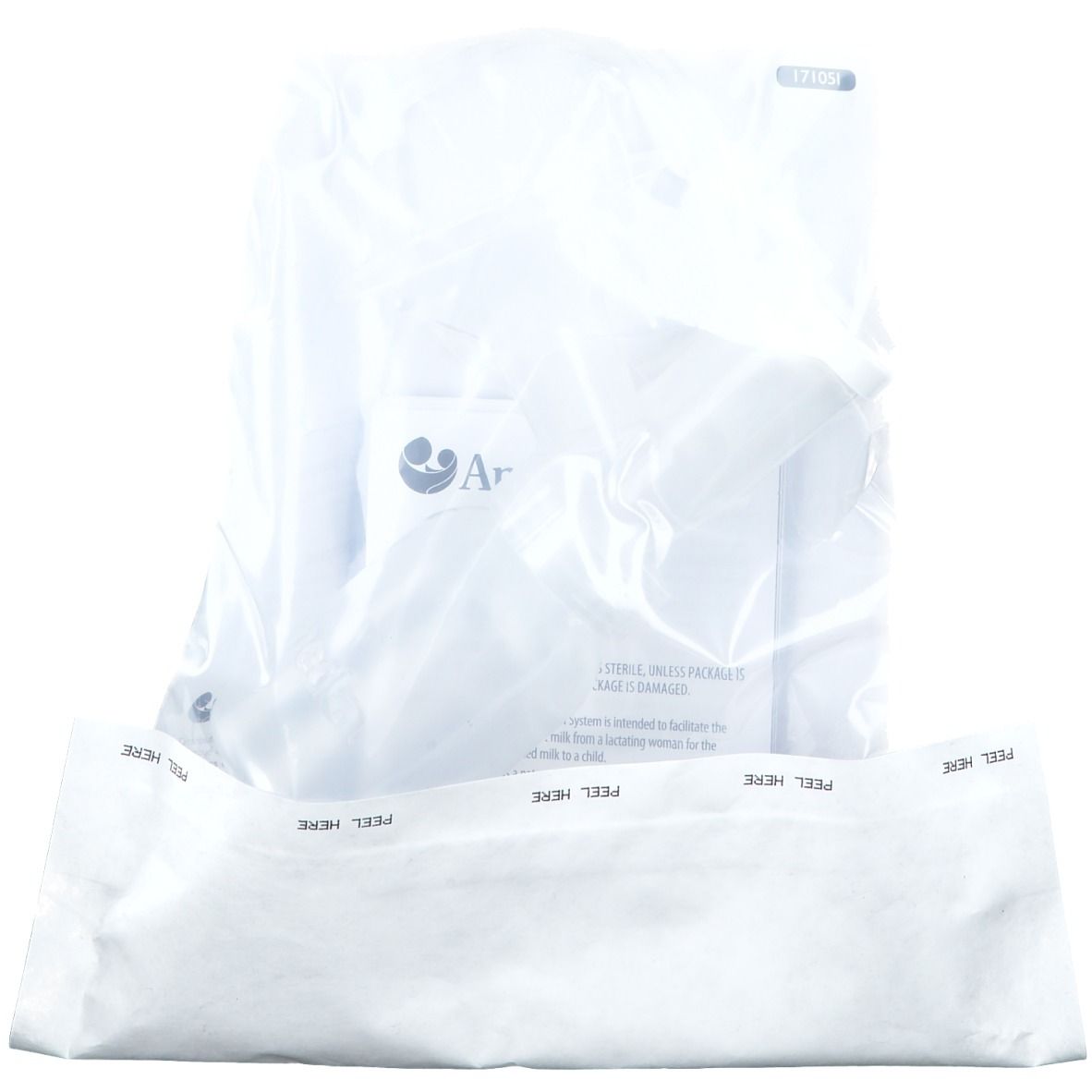 Transparente Verpackung mit Milchpumpen-Set. Aufschrift "PEEL HERE".