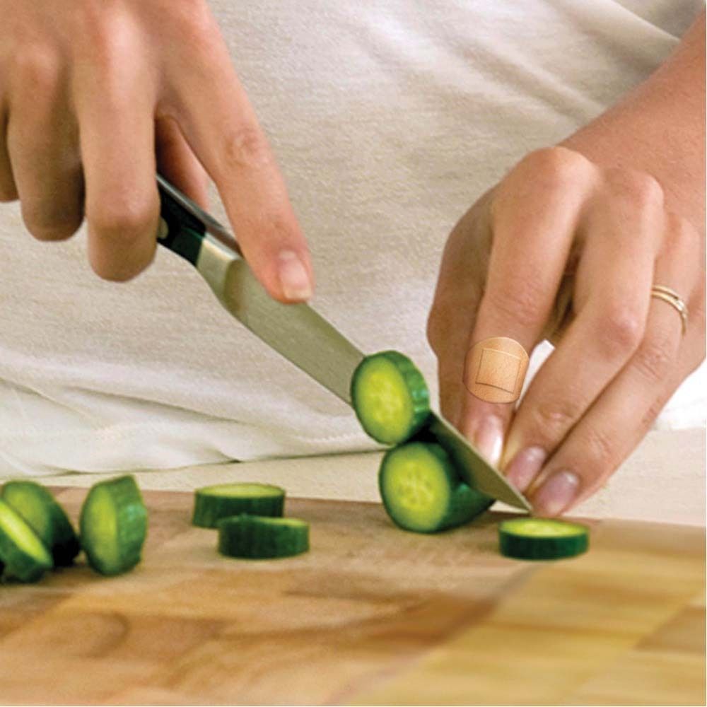 Rückseite der Nexcare Blood Stop Spots Verpackung. Text in mehreren Sprachen. Blauer Hintergrund.