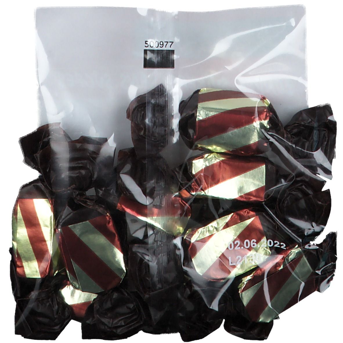Beutel mit Toffee-Bonbons. Einzeln verpackt in rot-gold-gestreiften Folien. Datumsangabe: 02.06.2022.