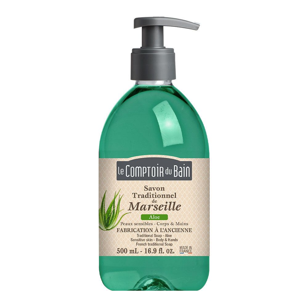 Grüne Flüssigseife in einer Flasche mit Pumpe. Aufschrift: Le Comptoir du Bain, Savon de Marseille, Aloe. 500 ml.