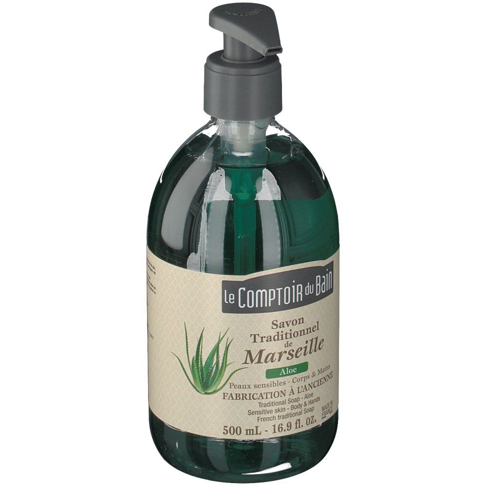 Grüne Flüssigseife in einer Flasche mit Pumpe. Aufschrift: Le Comptoir du Bain, Savon de Marseille, Aloe. 500 ml.