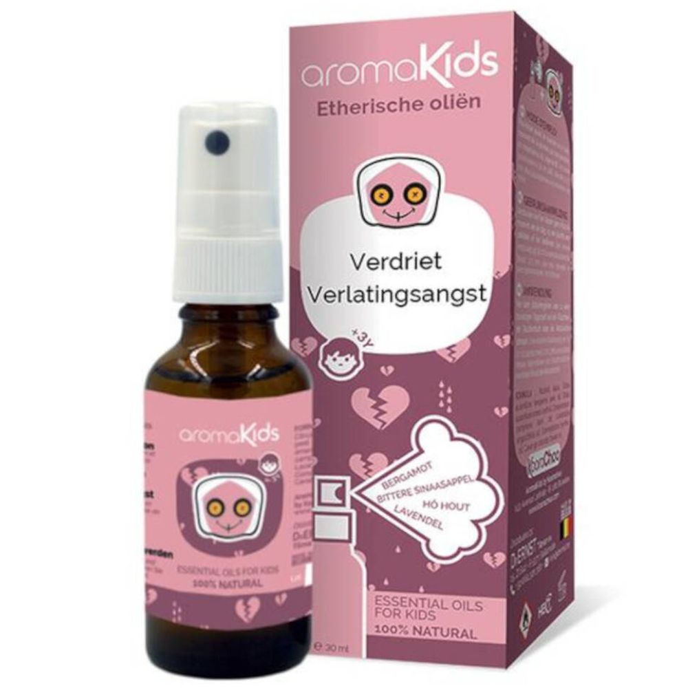 Braune Glasflasche mit Sprühkopf und rosa Etikett. Daneben steht eine rosa Verpackung mit Produktnamen und Illustrationen.