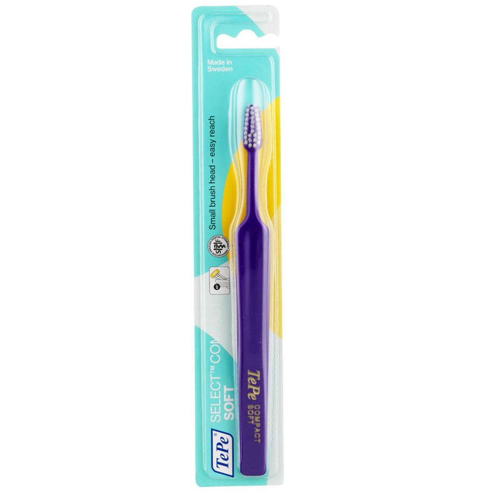 Zahnbürste in Blisterverpackung. Lila Griff, kleiner Bürstenkopf. Aufschrift: TePe SELECT COMPACT Soft.