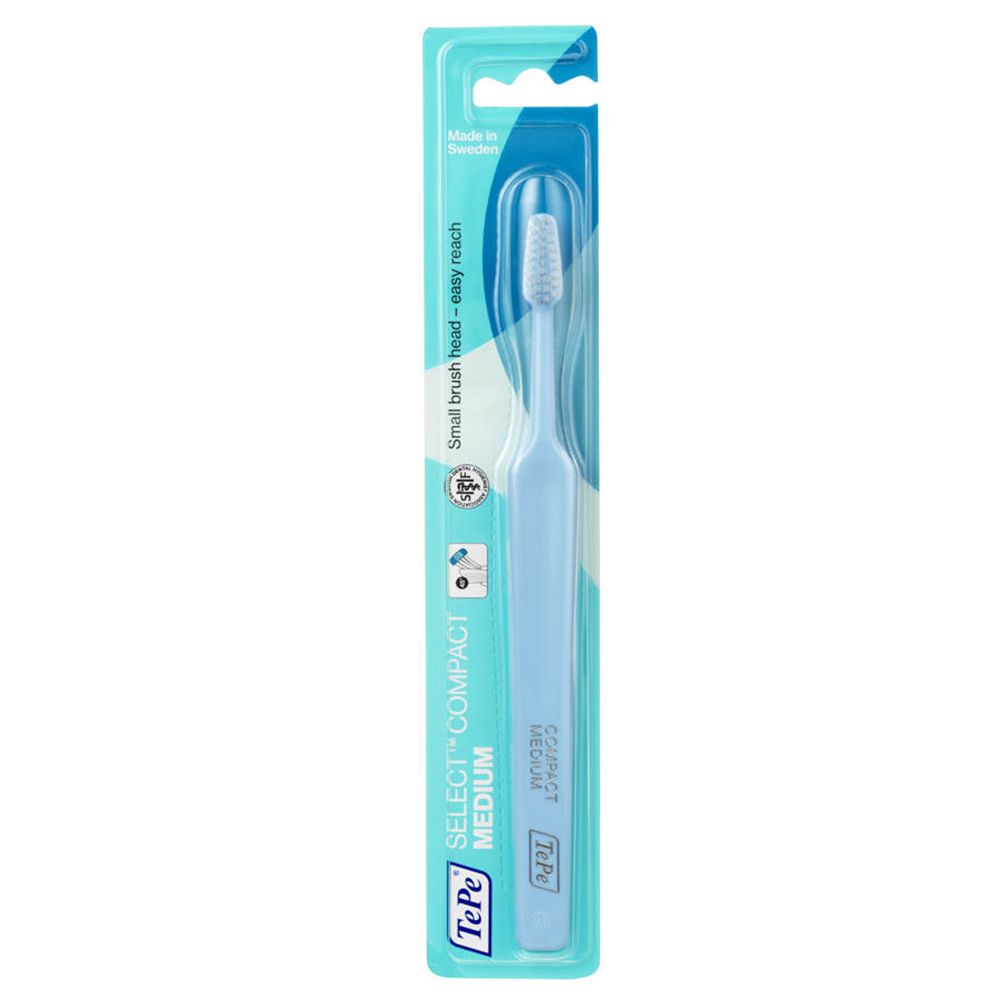 Hellblaue Zahnbürste in Blisterverpackung. Aufschrift: TePe SELECT COMPACT MEDIUM. Kleiner Bürstenkopf, hergestellt in Schweden.