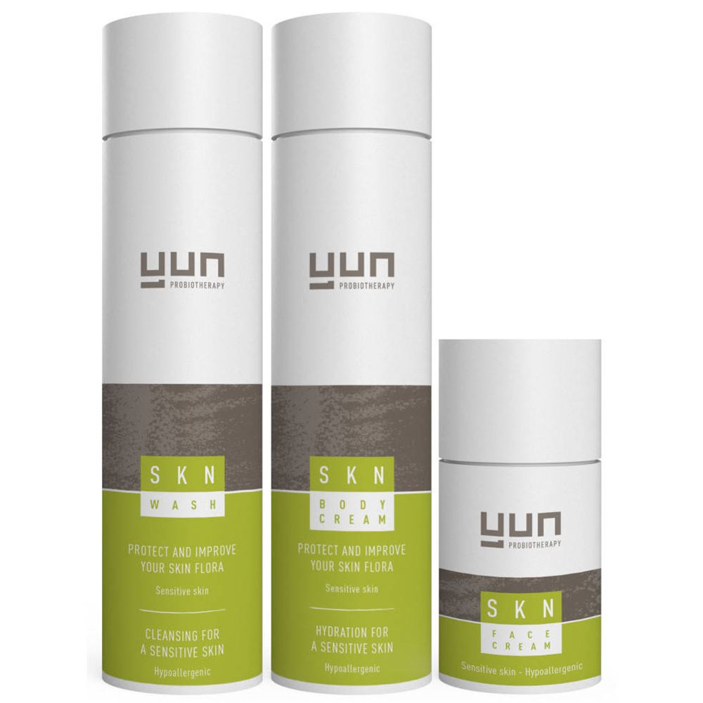 Drei weiße Flaschen und ein kleinerer Behälter. YUN SKN Therapy. Waschgel, Körpercreme und Gesichtscreme.