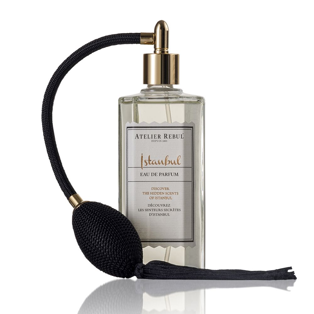 Eau de Parfum-Flakon mit Zerstäuber. Goldfarbener Zerstäuber, schwarzer Balg und Quaste. Aufschrift 'Istanbul'.