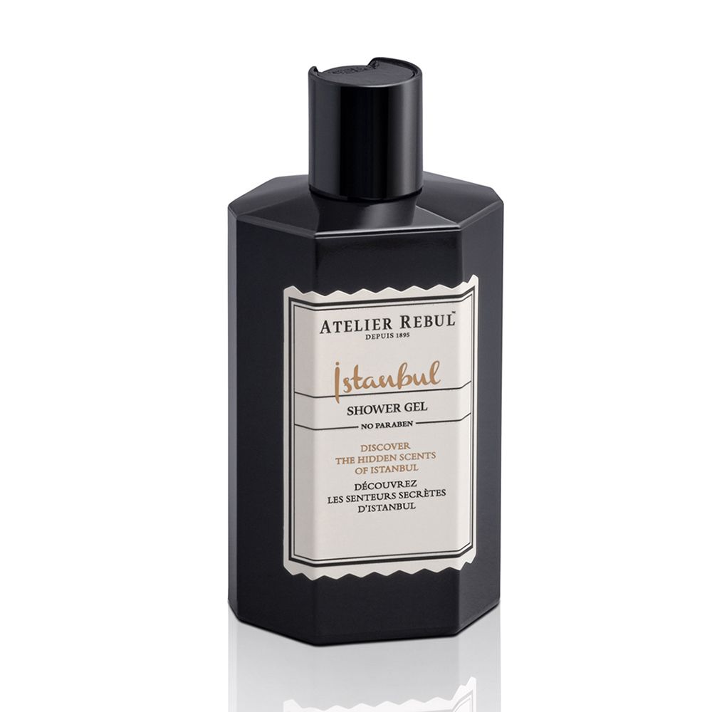 Schwarze Flasche mit schwarzem Deckel. Auf dem Etikett steht "Istanbul Shower Gel" von Atelier Rebul.