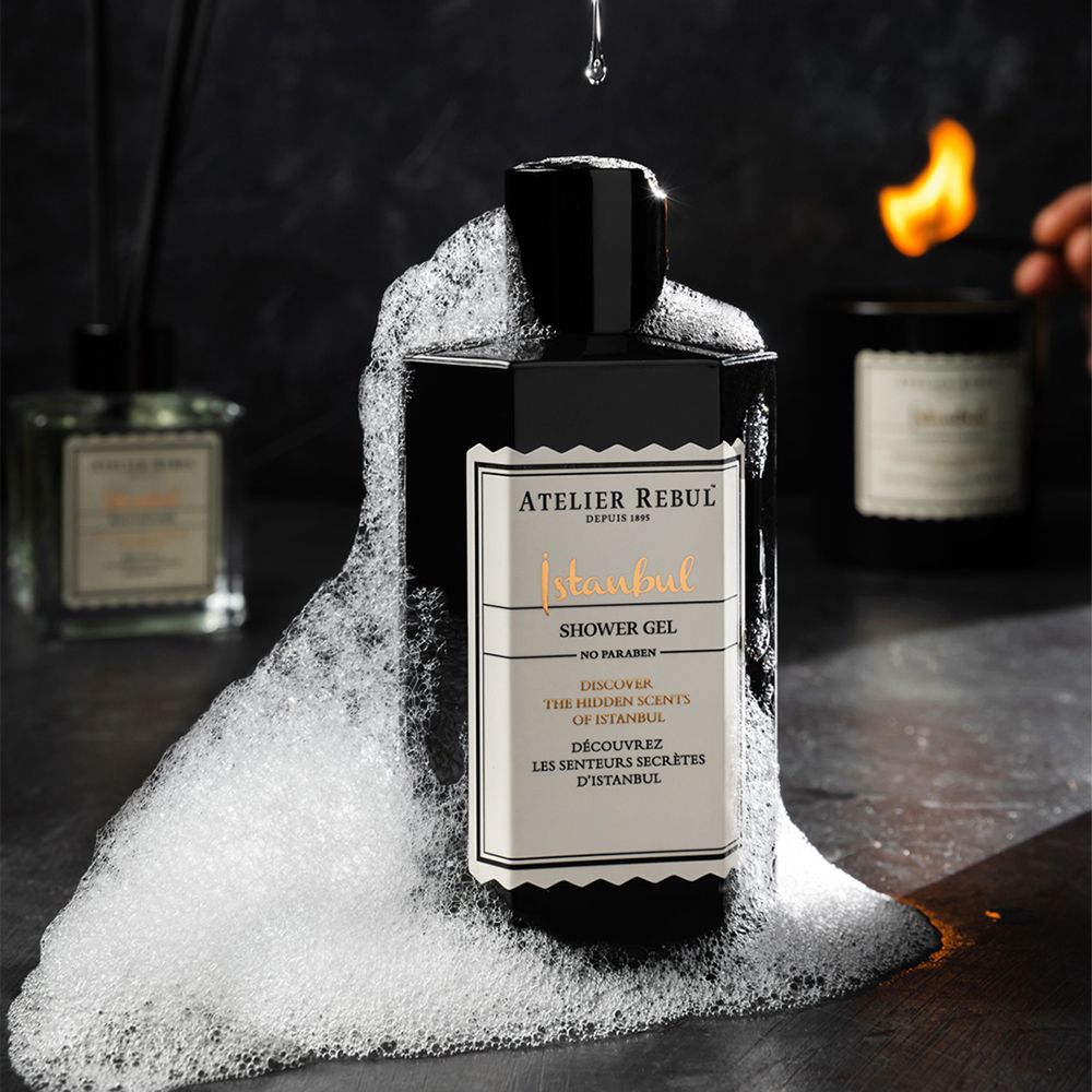 Schwarze Flasche mit Schaum. Auf dem Etikett steht "Istanbul Shower Gel" von Atelier Rebul.