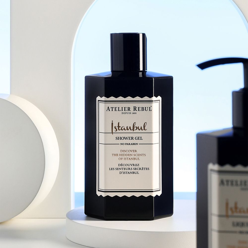 Schwarze Flasche mit schwarzem Deckel. Auf dem Etikett steht "Istanbul Shower Gel" von Atelier Rebul.