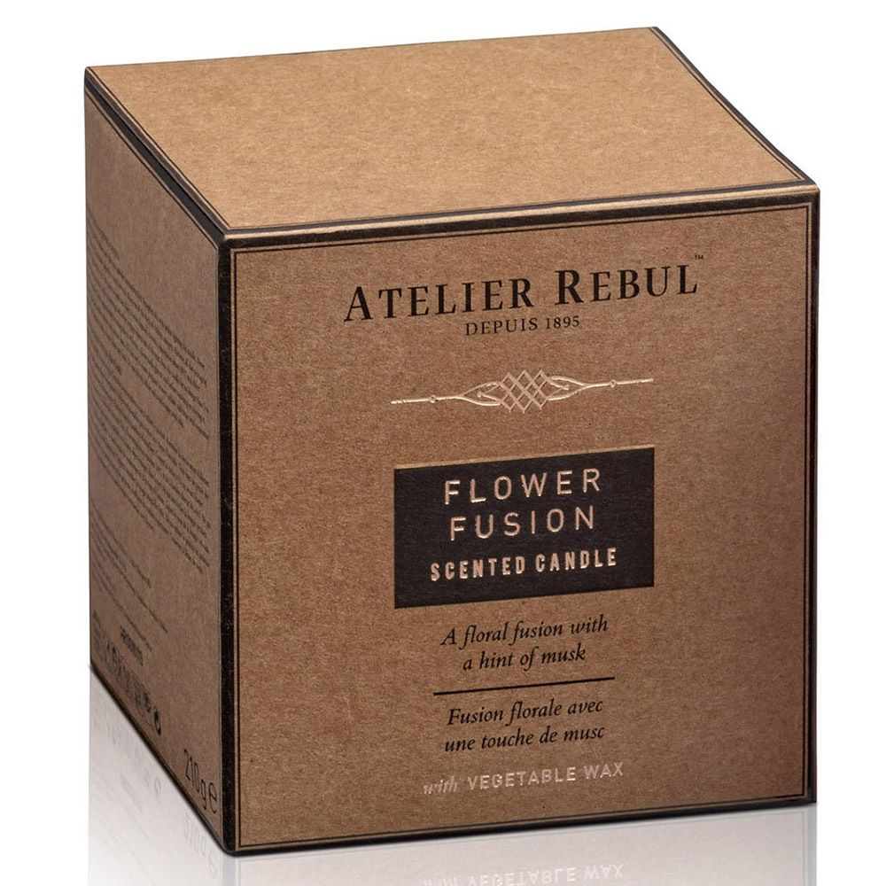 Braune quadratische Verpackung. Aufschrift: Atelier Rebul, Flower Fusion Scented Candle. Produktinformationen auf der Verpackung.