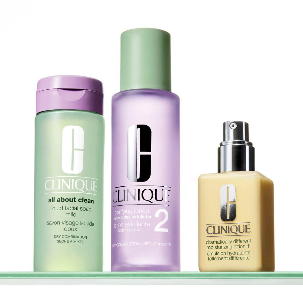 Drei Clinique-Produkte: Flüssigseife, klärende Lotion und Feuchtigkeitslotion.