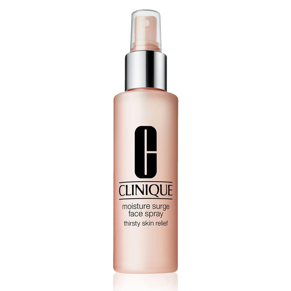 Clinique Moisture Surge Gesichtsspray. Rosa Flasche mit Sprühkopf. Logo und Schriftzug. Für dehydrierte Haut.