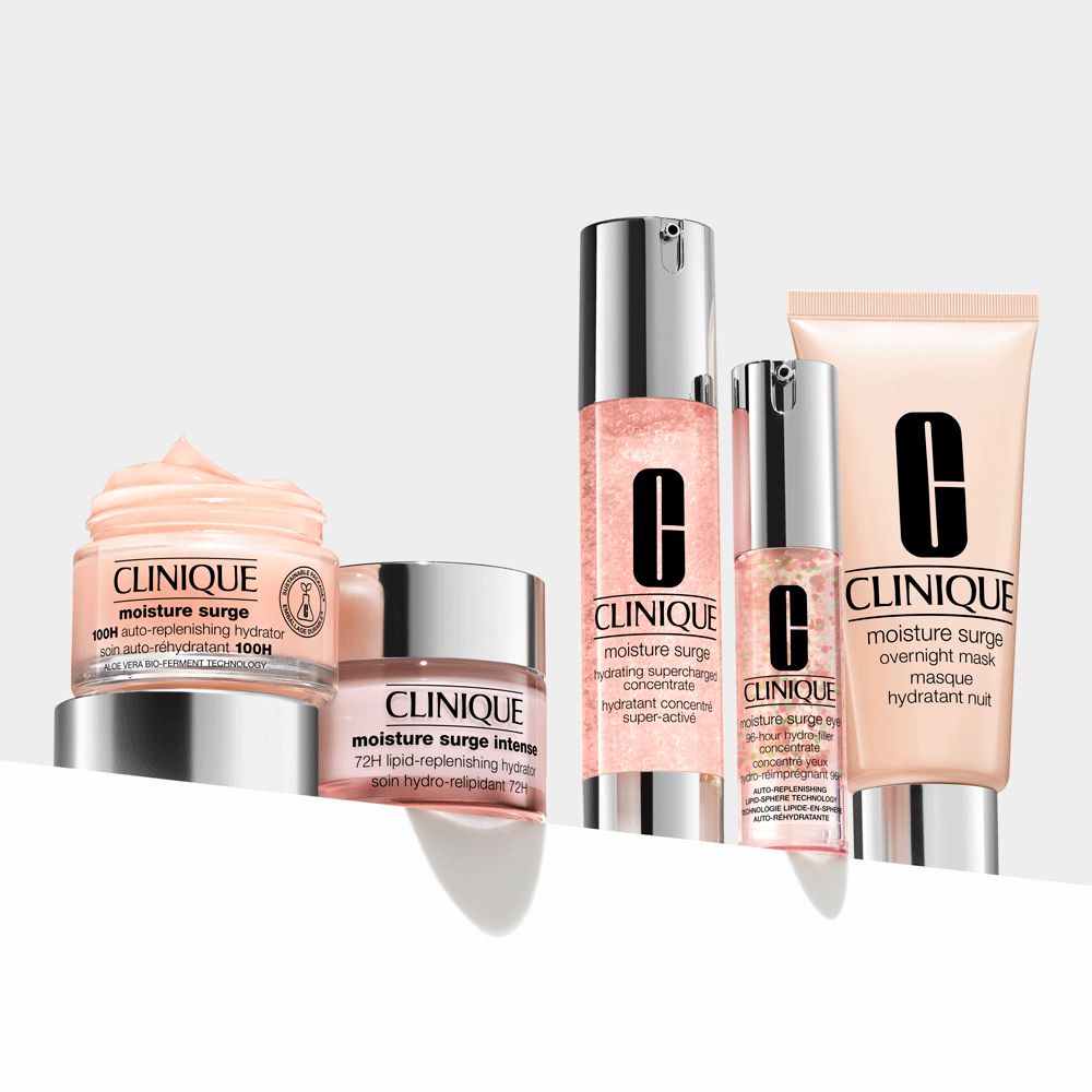 Verschiedene Clinique Moisture Surge Produkte. Cremes, Seren und Masken. Rosa Verpackungen mit Logo.