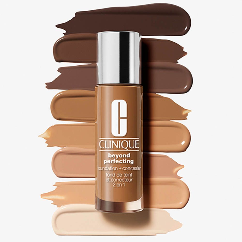 Eine Flasche Clinique Beyond Perfecting Foundation + Concealer 2-in-1, umgeben von Swatches verschiedener Hauttöne.