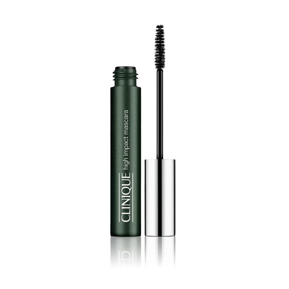 Grüne Mascarabürste mit schwarzer Bürste und silberner Kappe. Daneben eine grüne Flasche mit Produktbezeichnung.