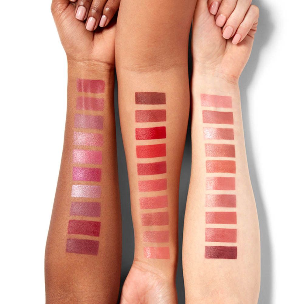 Arm-Swatches von Lippenstiftfarben in verschiedenen Hauttönen.