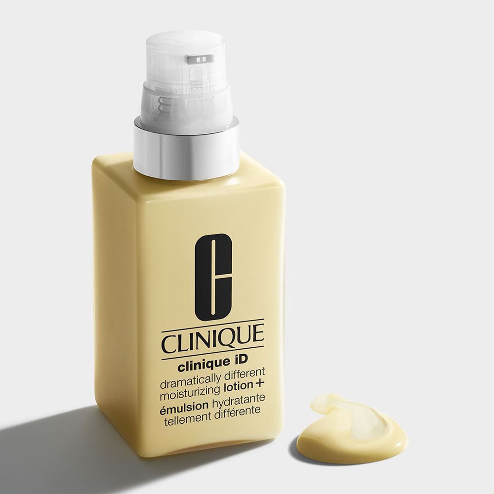 Gelbe Flasche mit Pumpe. CLINIQUE iD™ Moisturizing Lotion+ und ein Klecks Lotion daneben.