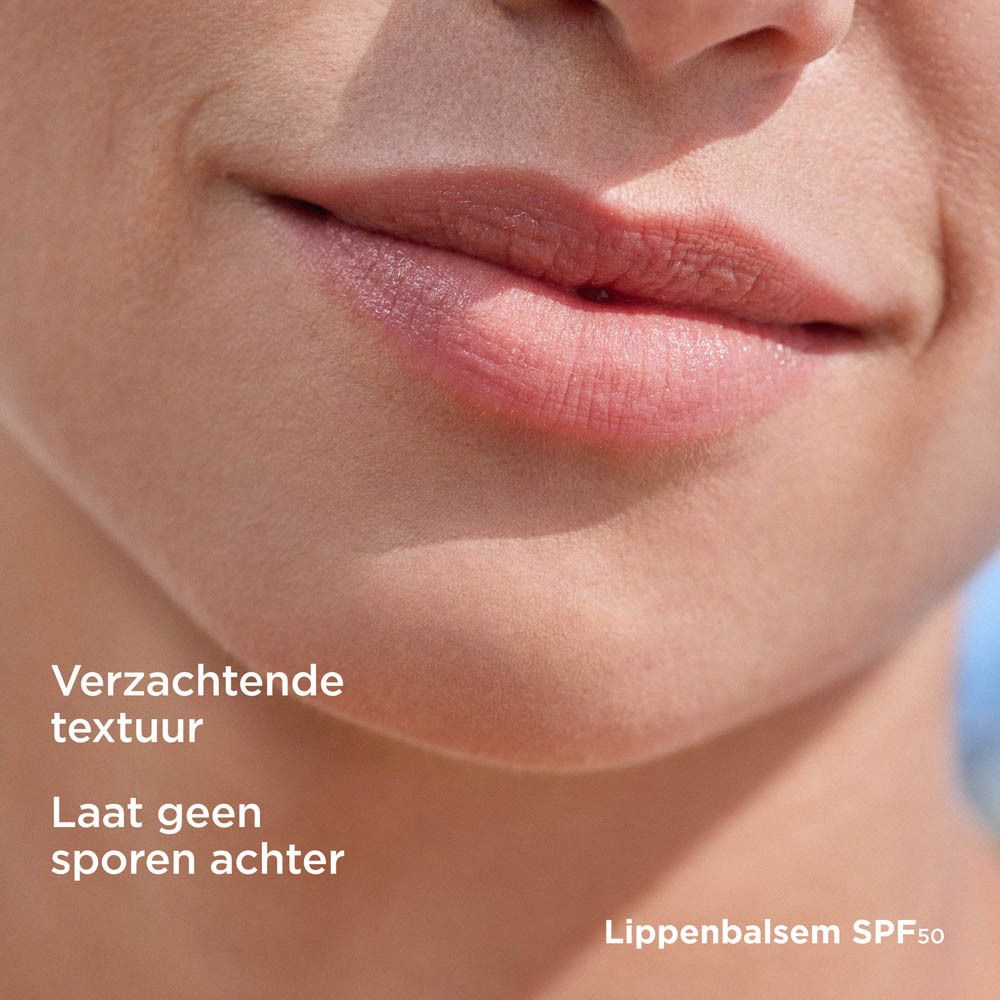 Lippen mit Lippenbalsam. Text: Weichmachende Textur. Hinterlässt keine Spuren. Lippenbalsam SPF50.