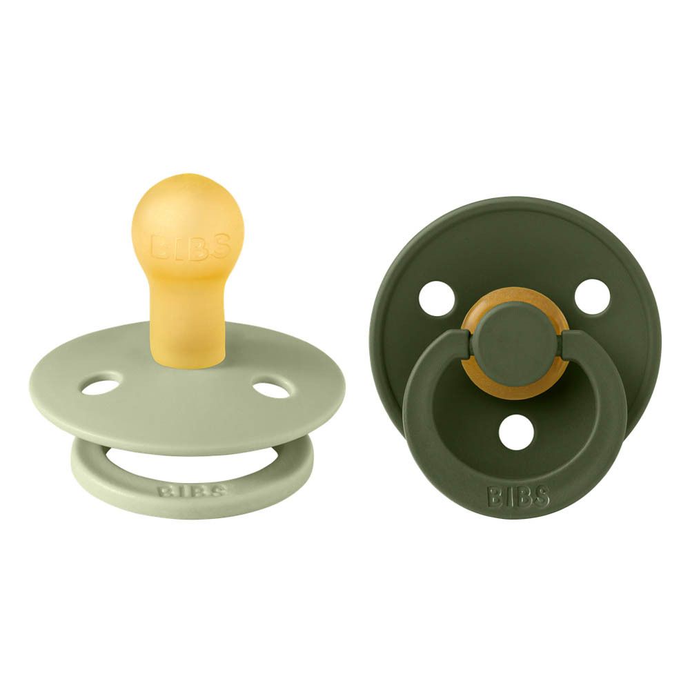 Zwei BIBS® Colour Schnuller. Grün und gelb. Runde Form. Latex-Sauger. Ring mit BIBS®-Logo.