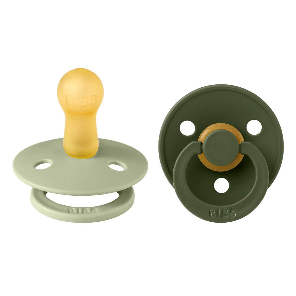 Zwei BIBS® Colour Schnuller, Hunter Green & Sage. Runde Form, Latex-Sauger. Marke BIBS® sichtbar.